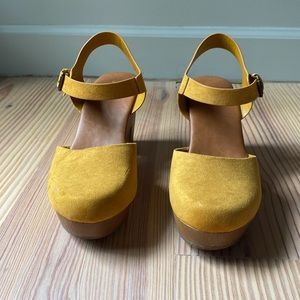 Universal Thread Marcia Clog